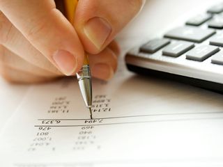 Un gestor revisando las cuentas financieras de un cliente para asegurar la eficacia de los servicios.