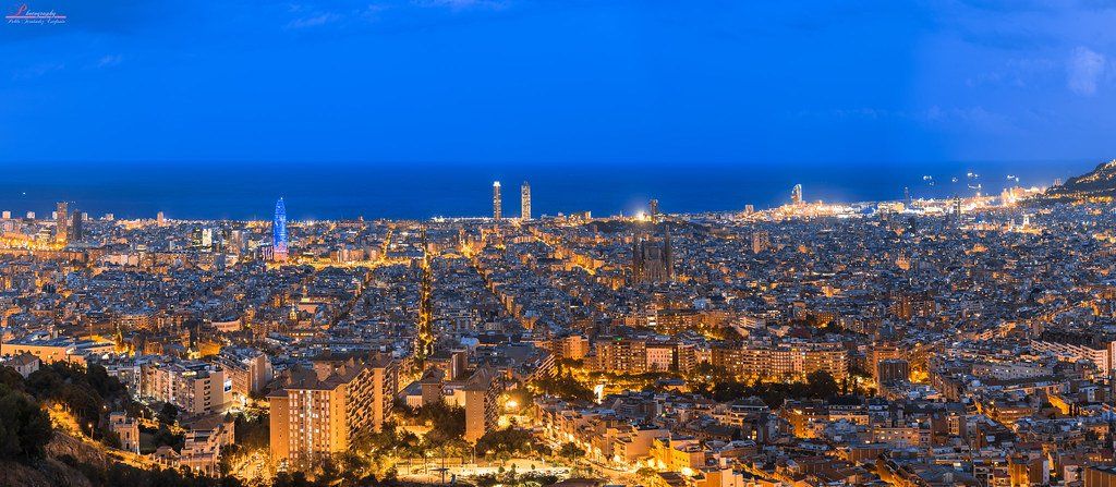 Nuestra ciudad de Origen Barcelona vista desde els bunkers del Carmel al principio de la noche, toda la ciudad está encendida y es una foto panorámica preciosa de Barcelona.
