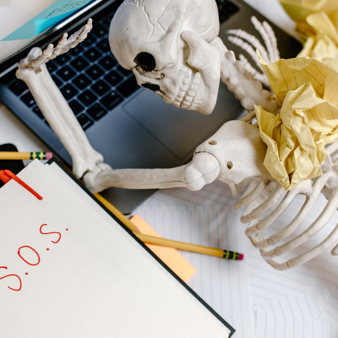 Burnout Skelett am Schreibtisch