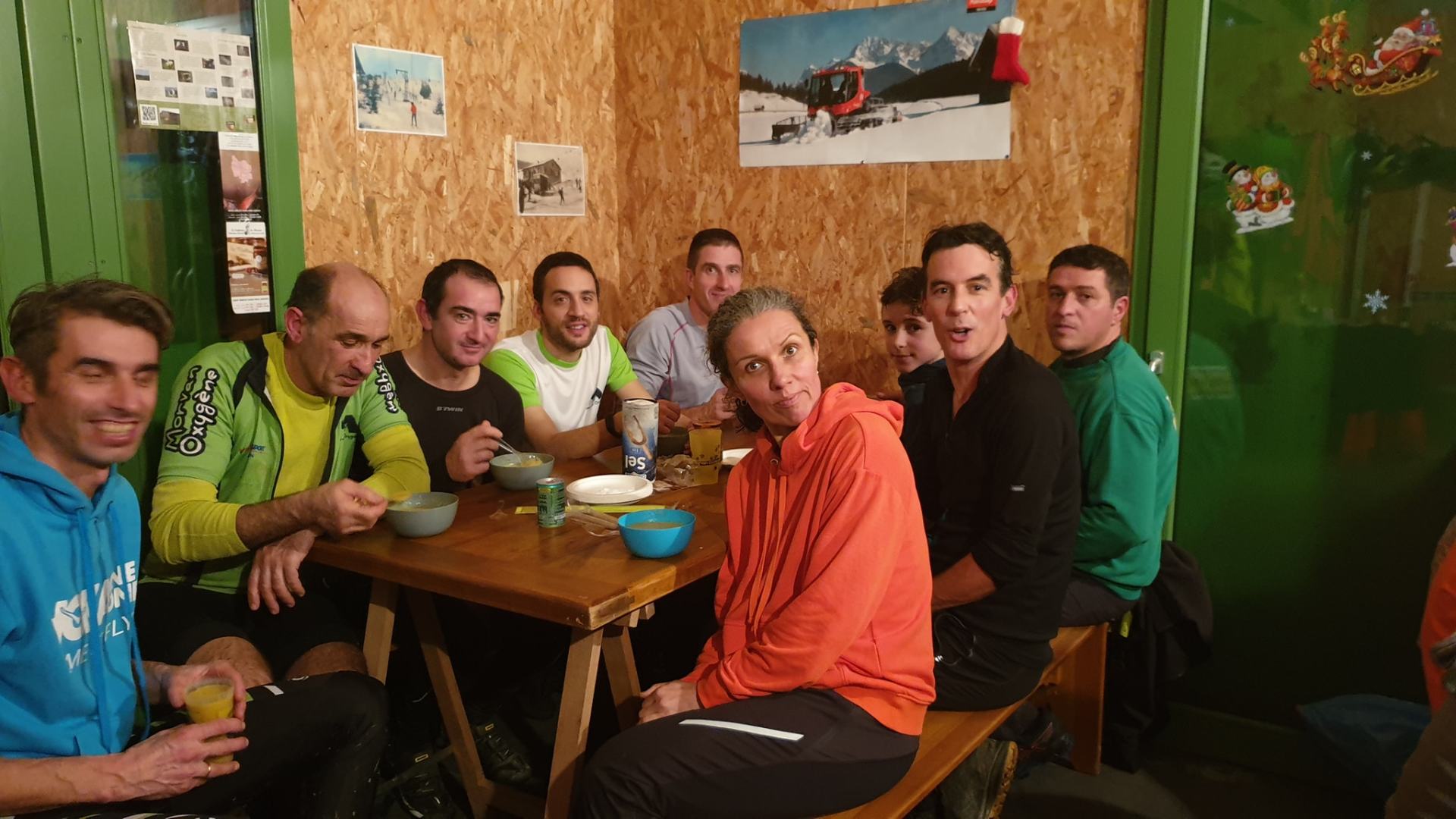 Accompanists of the 17 young wild boar for a night out. Great time at the Préperny refuge, previously heated. Homemade soup, homemade pancakes ....