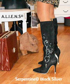 Bottes talon haut en daim noir portées, broderie arabesque tulipe grise argentée et strass en cristal de Bohème, bottes en nubuck noir et Charm clef en argent, broderie Suisse de St Gall,  PAP de Luxe, bottes haut talon pour femmes avec cartable et plancher bois clair