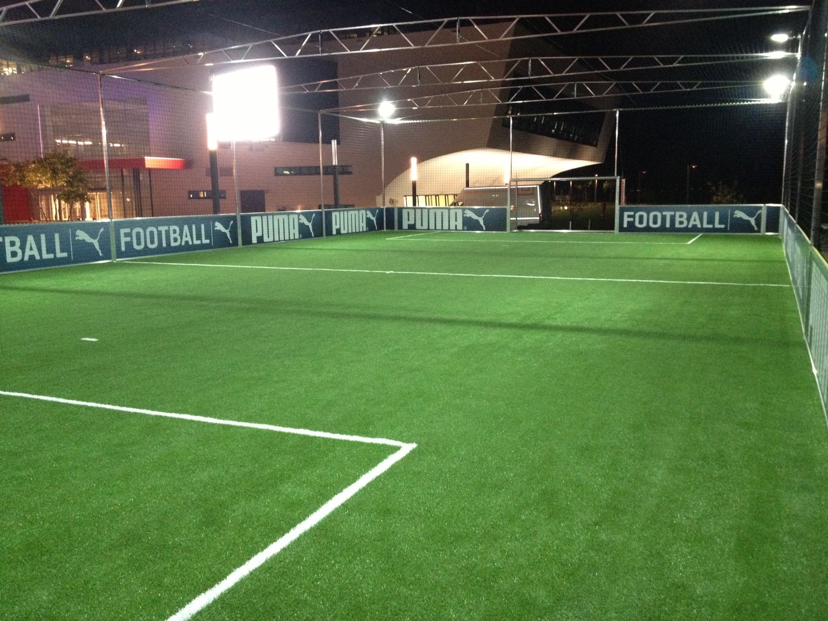 Bild eines Soccercourts bei PUMA mit Flutlicht