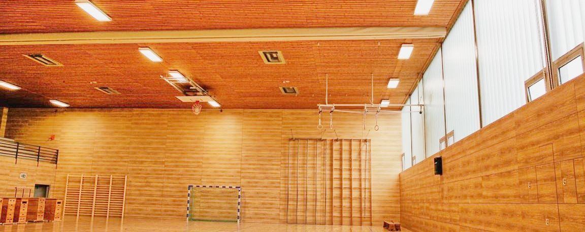 Bild einer Sporthalle von innen mit Tor und Gitterleitern