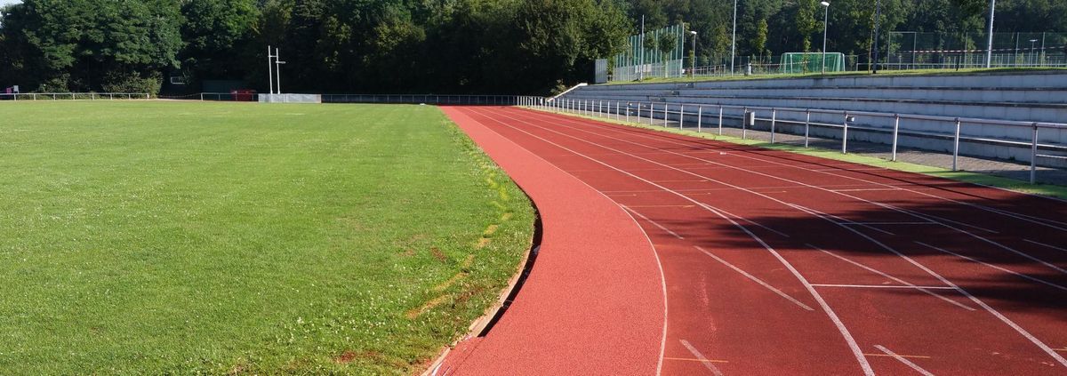 Außensportanlage mit Trbüne und Tartanbahn