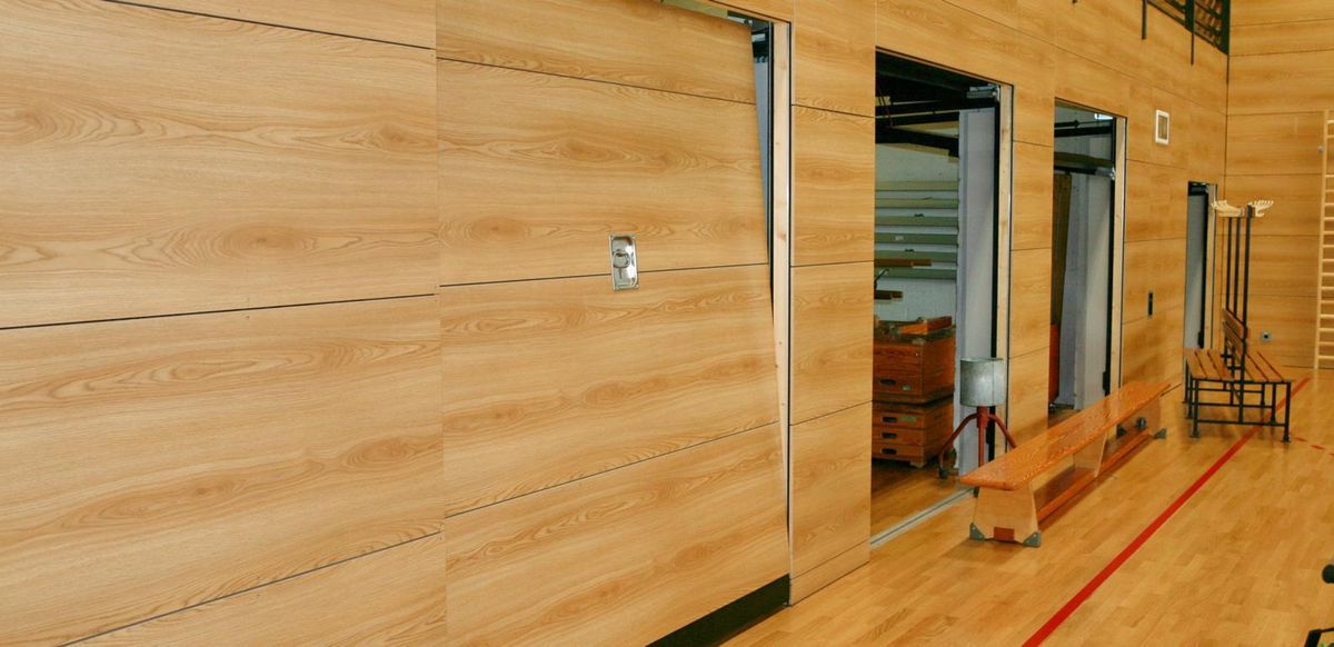 Ein Geräteraumtor mit Holzverkleidung