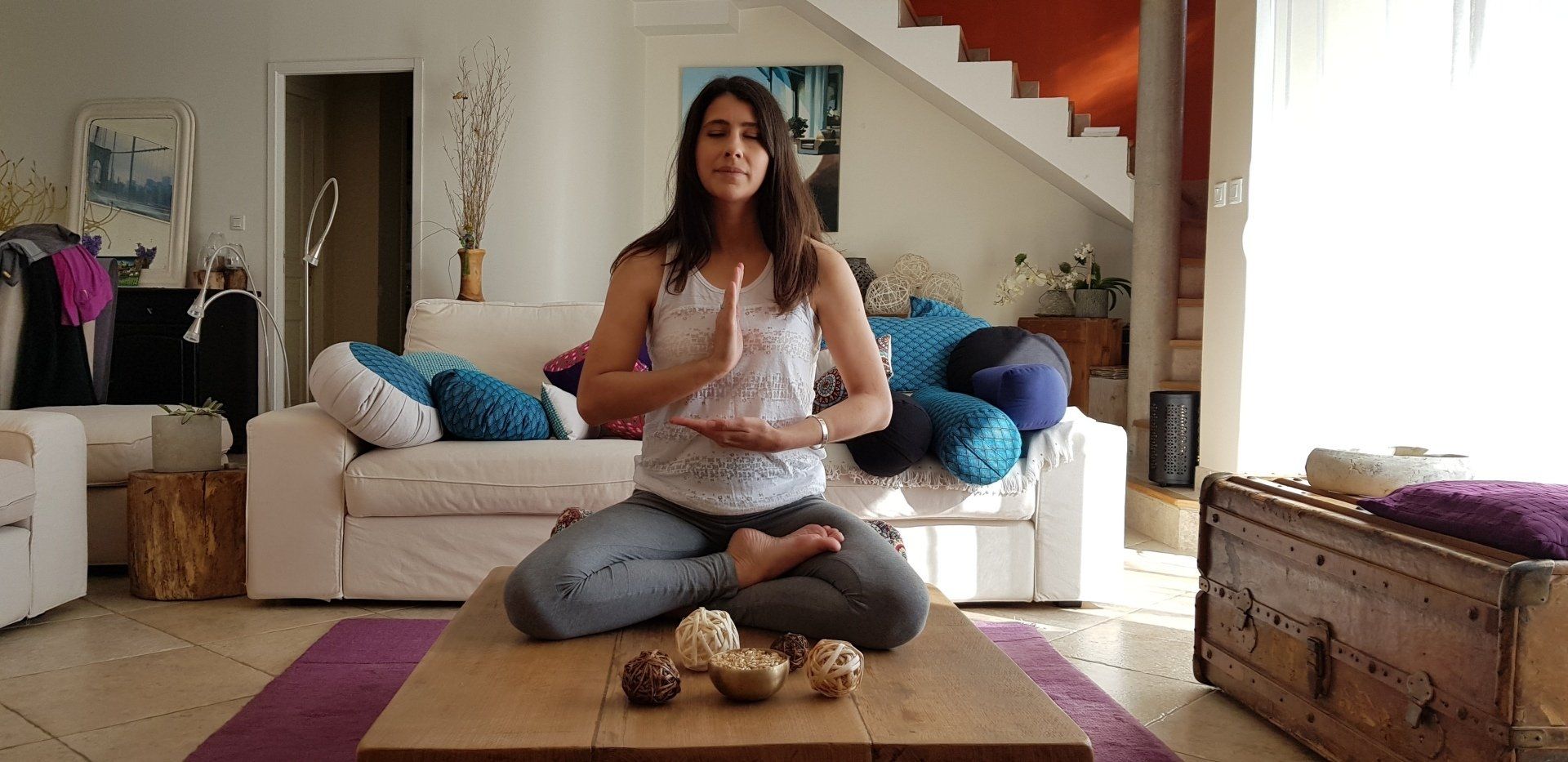 Méditation sur une table