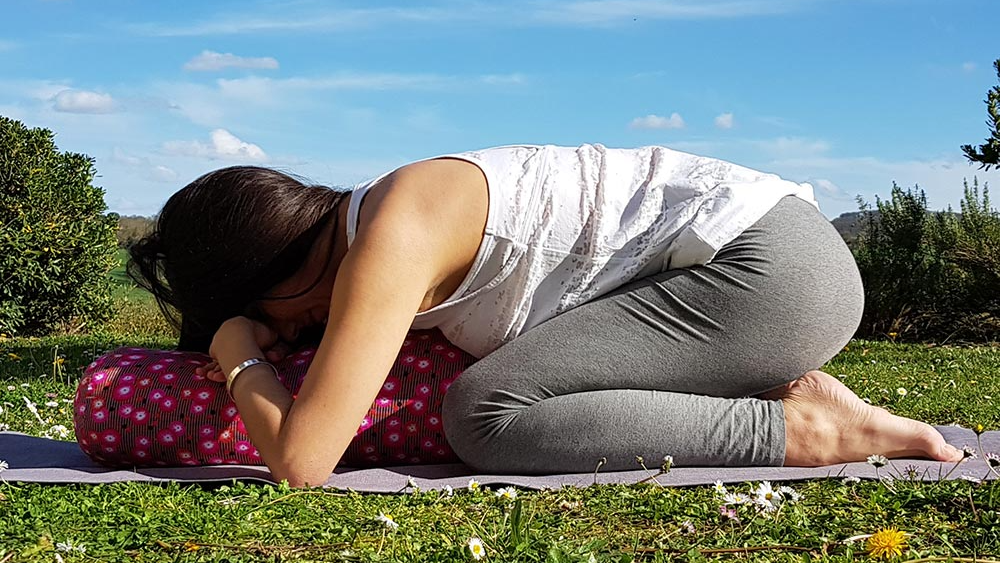 Bolster en  position Balasana, Bolster, traversin de yoga