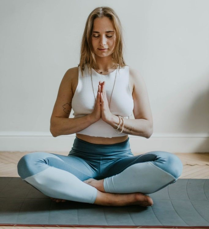 méditation assise en namaste méditation assise en namaste