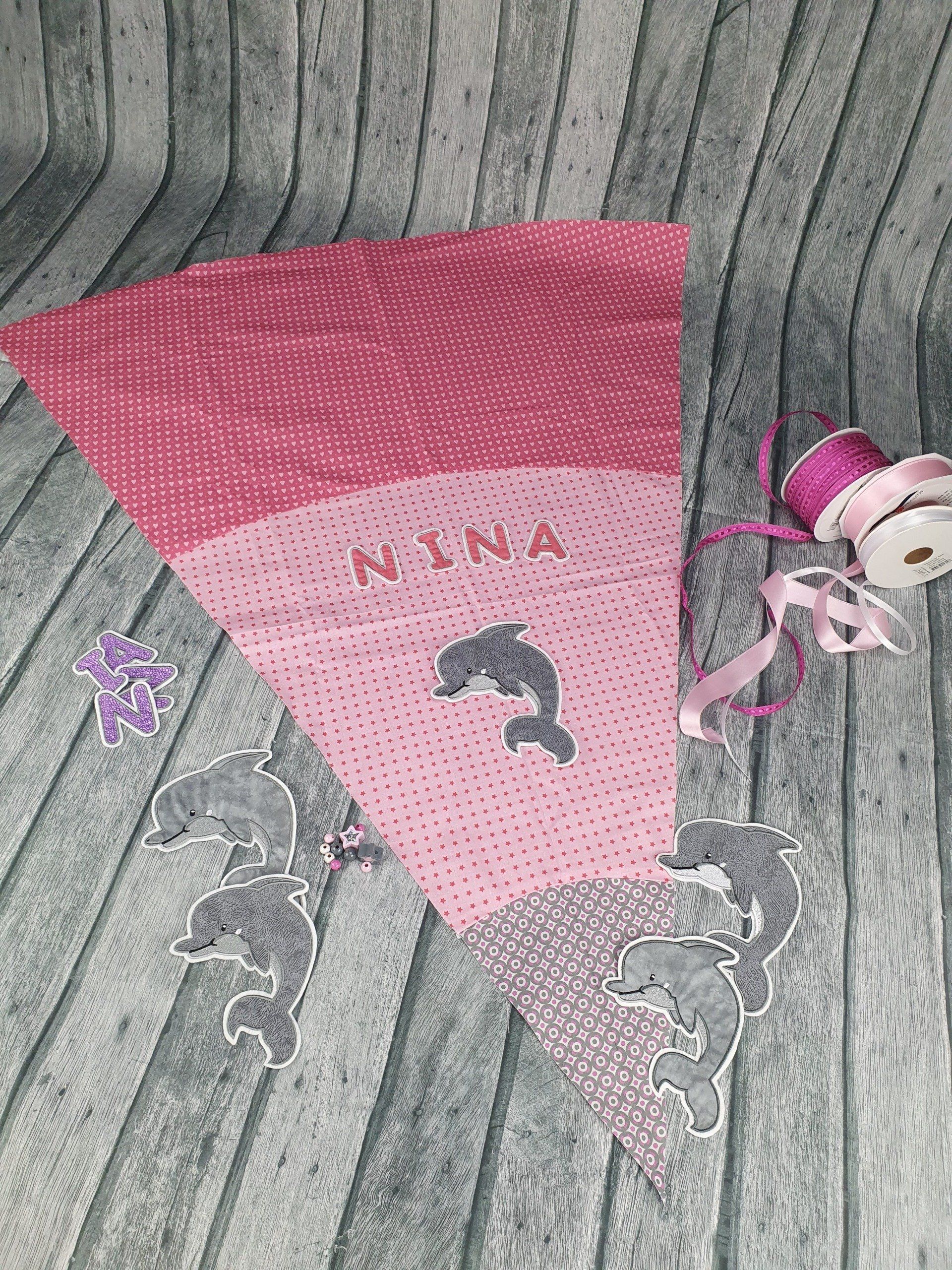 Schultüte mit einem applizierten Delfin Ballonbuchstaben