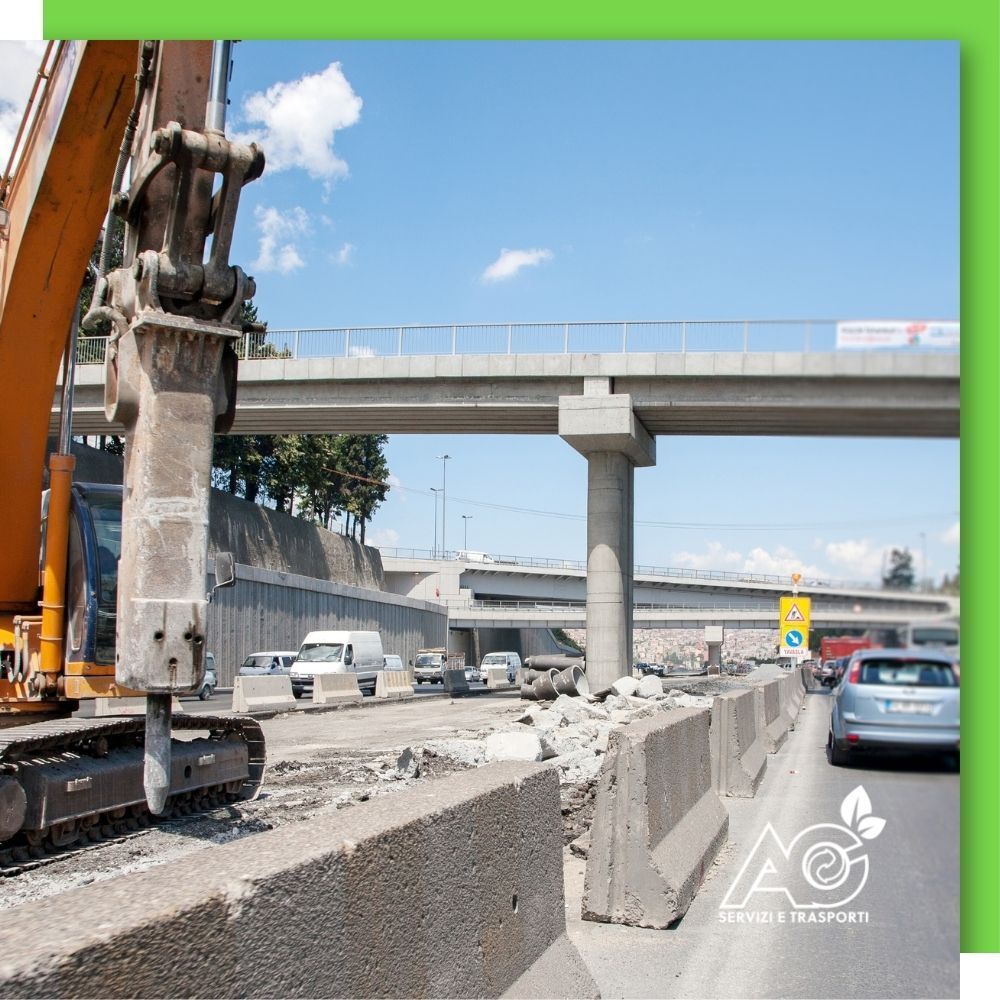 Il Ministero delle Infrastrutture e della Mobilità Sostenibili (Mims) ha approvato i piani di intervento presentati dalle 72 Aree Interne del territorio nazionale per migliorare l’accessibilità e la sicurezza stradale, per i quali sono stati stanziati 300 milioni di euro del Piano Nazionale Complementare (Pnc) al Piano Nazionale di Ripresa e Resilienza (Pnrr). Sono stati firmati anche i protocolli di approvazione dei piani operativi predisposti dai concessionari autostradali e il decreto predisposto da Anas relativi all’implementazione dei sistemi di monitoraggio dinamico per il controllo da remoto di ponti, viadotti e tunnel nella rete viaria principale, che comportano un investimento di 450 milioni di euro finanziato dal Pnc. I fondi del Pnc relativi ai due interventi sono stati precedentemente ripartiti tra le Aree Interne, i concessionari autostradali e l’Anas e, sulla base del cronoprogramma, il Mims entro il 30 giugno deve approvare i piani e i programmi sull’utilizzazione delle risorse. Il Ministero ha così raggiunto ulteriori due target del Piano. In particolare, il programma per le 72 Aree Interne (che comprendono 1.077 Comuni, per un totale di 2 milioni di abitanti) prevede il miglioramento della sicurezza della mobilità e dell’accessibilità attraverso interventi sulla rete viaria secondaria (strade provinciale e comunali), recuperando anche il deficit di manutenzione registrato negli anni passati. L’obiettivo è quello di riqualificare circa 2.000 chilometri di strade e le relative opere d’arte (ponti, viadotti, ecc.). Le risorse sono state ripartite tra le Aree Interne in base a criteri che tengono conto della popolazione residente, della lunghezza delle strade, dei rischi sismici e di quelli legati al dissesto idrogeologico e della disponibilità di servizi del trasporto pubblico locale. Per quanto riguarda il monitoraggio dinamico di ponti, viadotti e tunnel sulla rete stradale e autostradale nazionale, i 26 concessionari autostradali e l’Anas hanno presentato i relativi piani operativi, ora approvati dal Ministero. Gli investimenti finanziati dal Pnc sono volti al miglioramento della sicurezza delle infrastrutture attraverso il censimento, la classificazione e gestione dei rischi per 12.000 opere d’arte della rete viaria principale. Di esse, 6.500 saranno dotate di strumentazione per il controllo a distanza, così da sottoporle a procedure di gestione della sicurezza che prevedono l’analisi della rete, l’effettuazione di sopralluoghi, la gestione del sistema digitalizzato, la classificazione delle priorità e l’attuazione degli interventi. Il decreto relativo al pano operativo dell’Anas e i protocolli di intesa con i concessionari prevedono un periodo di 30 giorni per consentire alla Direzione generale per le strade e le autostrade del Mims, di verificare la congruità dei progetti con le finalità previste, sentita l'Agenzia nazionale per la sicurezza delle ferrovie e delle infrastrutture stradali e autostradali (Ansfisa). Pnrr: Mims approva i programmi per 300 milioni di investimenti sulla rete stradale delle aree interne