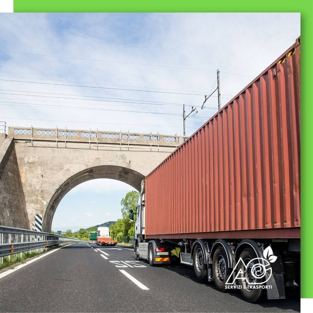 Sulla base delle risorse disponibili, il ministero dell’Economia e delle Finanze comunica le misure agevolative relative alle deduzioni forfetarie per spese non documentate (articolo 66, comma 5, primo periodo, del TUIR) a favore degli autotrasportatori nel 2022. Per i trasporti effettuati personalmente dall’imprenditore oltre il Comune in cui ha sede l’impresa (autotrasporto merci per conto di terzi) è prevista una deduzione forfetaria di spese non documentate, per il periodo d’imposta 2021, nella misura di 55,00 euro. La deduzione spetta una sola volta per ogni giorno di effettuazione di trasporti, indipendentemente dal numero dei viaggi. La deduzione spetta anche per i trasporti effettuati personalmente dall’imprenditore all’interno del Comune in cui ha sede l’impresa, per un importo pari al 35 per cento di quello riconosciuto per i medesimi trasporti oltre il territorio comunale. Autotrasporto, deduzioni forfetarie da 55 euro oltre il Comune in cui ha sede l’impresa