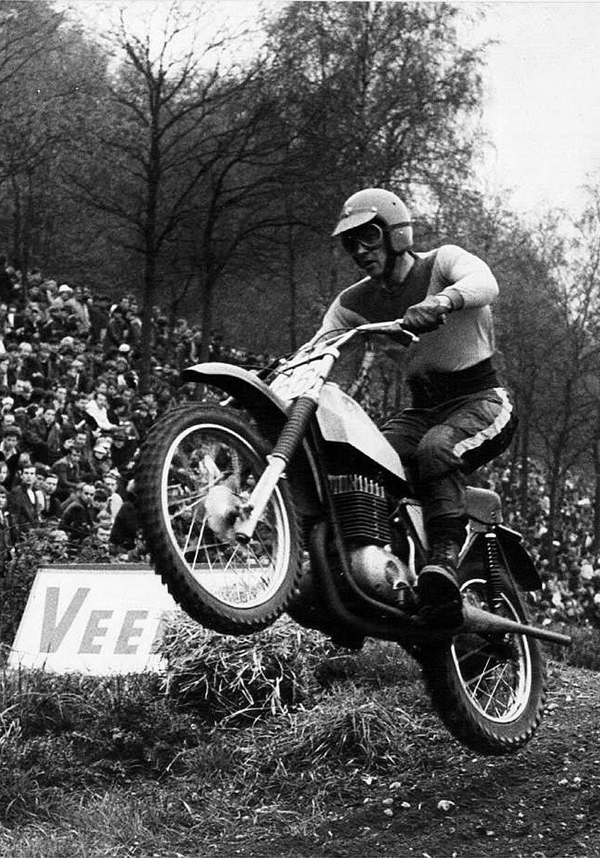 Der 14-fache Deutsche Motocross -Meister Adolf Weil 1969 auf seiner MAICO am Eyller Berg
