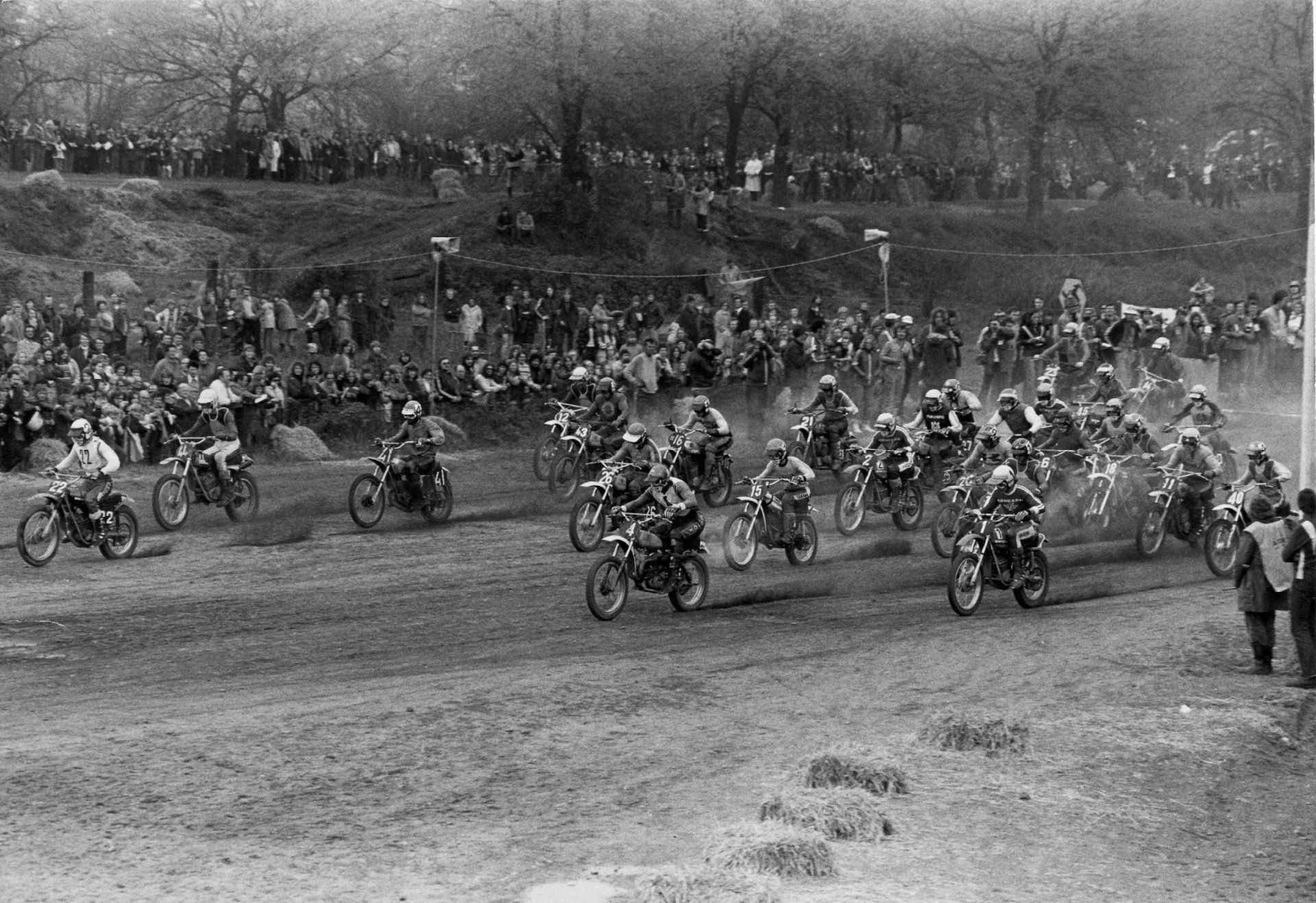 Titelverteidiger André Malherbe beim Start zur Europameisterschaft 1974 in der125-ccm-Klasse am Eyller Berg
