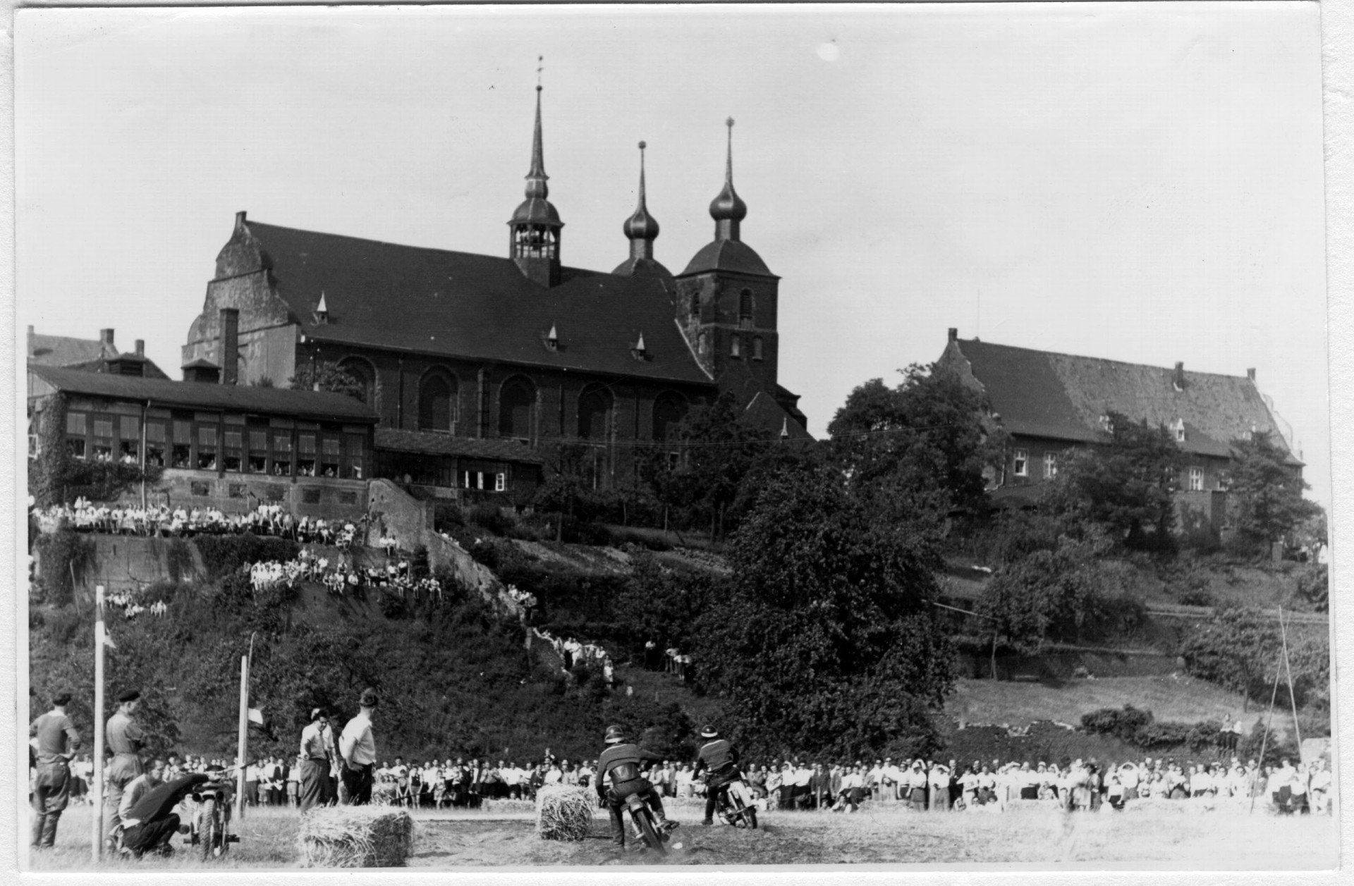 Grasbahnrennen für Motorräder“ auf der Kamp-Lintforter Pferderennbahn unterhalb der Mauern des Klosters Kamp