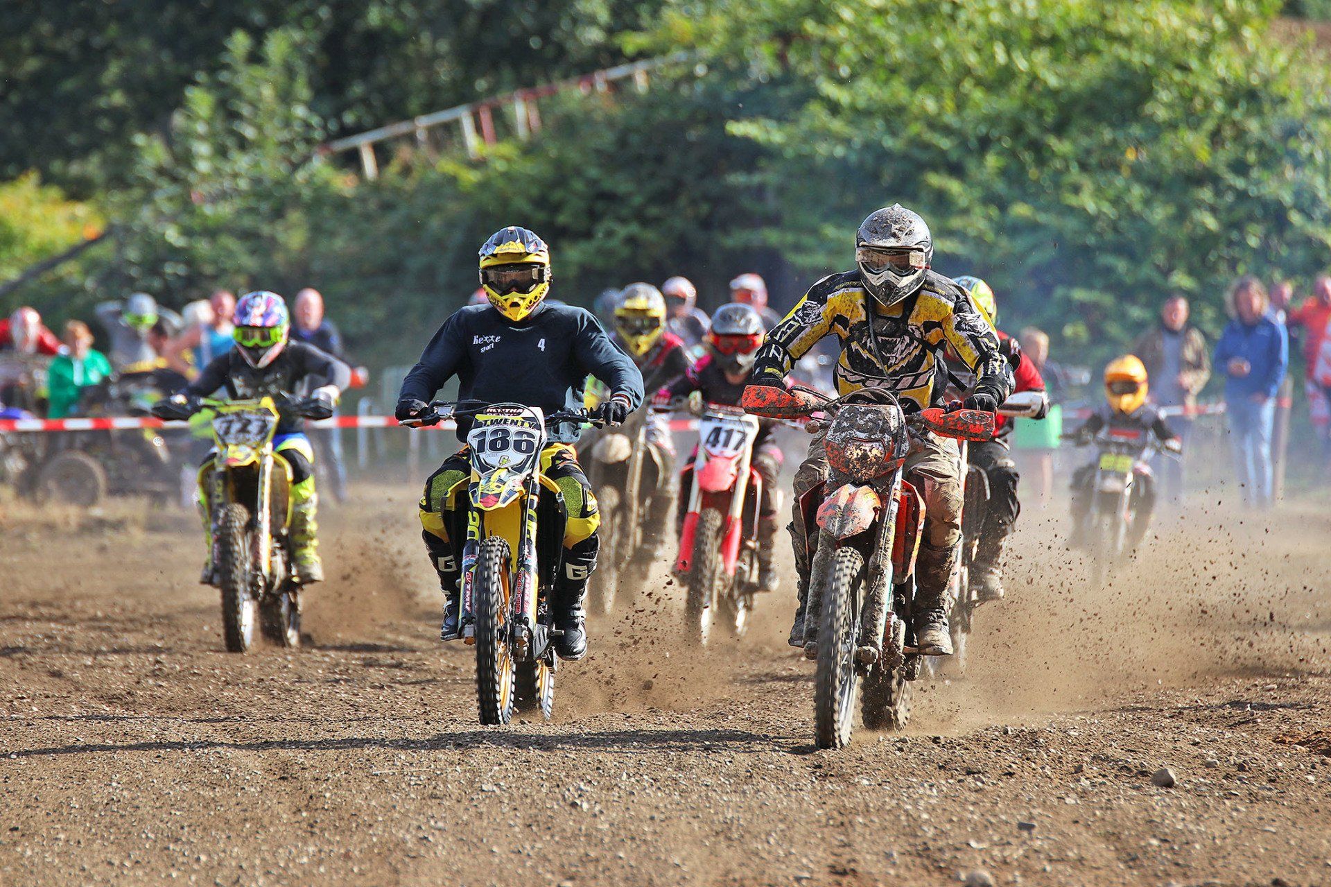 Viele Hobbyfahrer drehten mal so richtig am Gasgriff und konnten sich voll verausgaben, so auch ältere Herren und junge Hüpfer.  (Foto: Stefan Büschken)