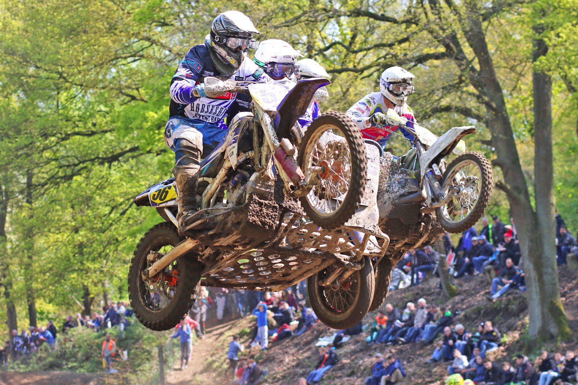 Absolutes Teamwork ist angesagt, um die dreirädrigen Vehikel in der Balance zu halten und das bei vollem Speed. Hier demonstriert am Eyller Berg von Inderbitzin/Stefan Forster SUI/GER. (Im Vodergrund) (Foto: Roland Beyer)