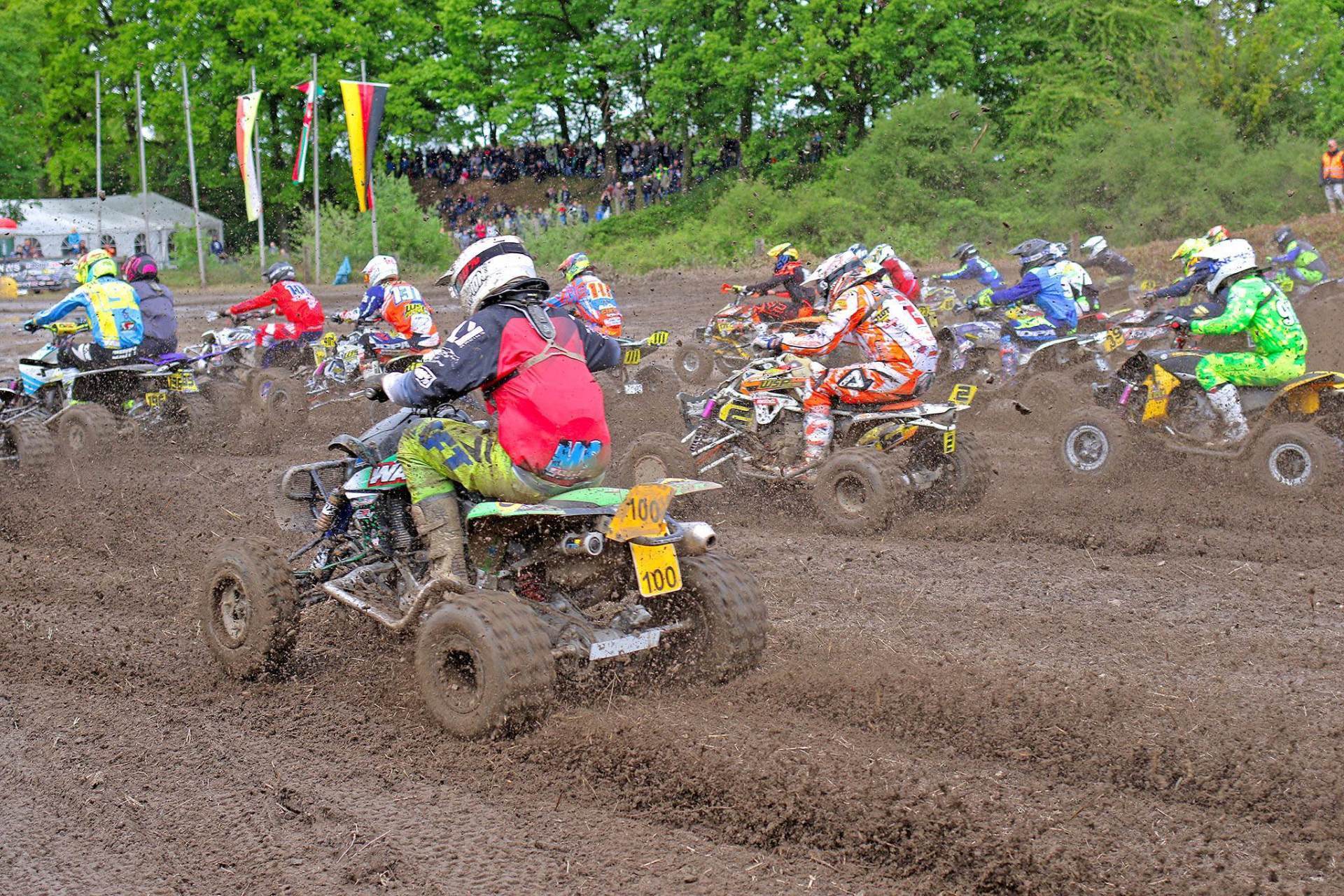Absolutes Teamwork ist angesagt, um die dreirädrigen Vehikel in der Balance zu halten und das bei vollem Speed. Hier demonstriert am Eyller Berg von Inderbitzin/Stefan Forster SUI/GER. (Im Vodergrund) (Foto: Roland Beyer)