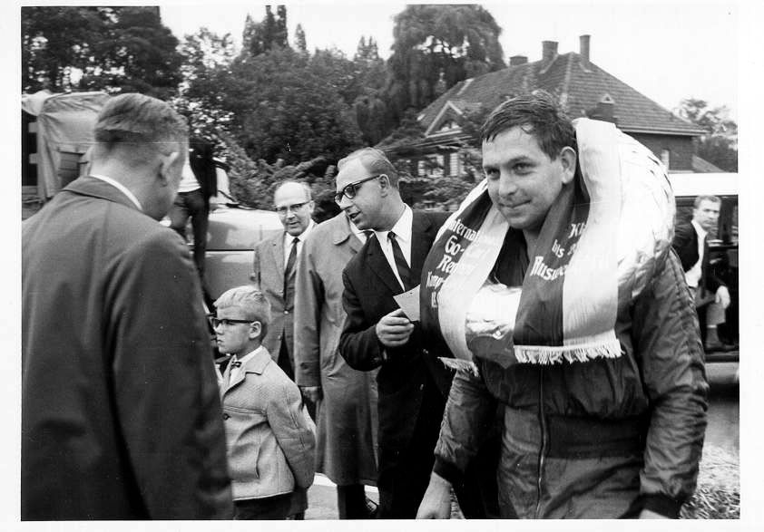 Heinz Teborg bei der Siegerehrung. Dahinter Gerd Susen, Altrennleiter des Clubs