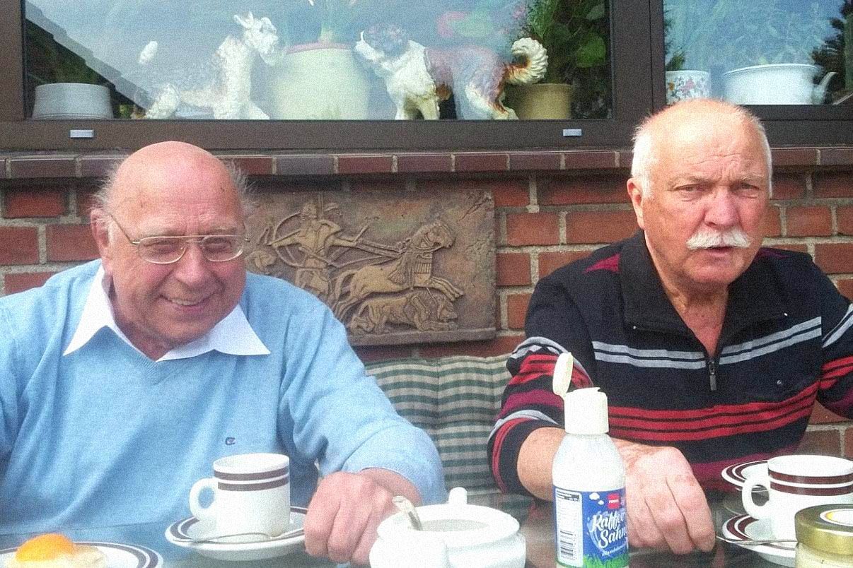 Heinz Teborg als Rentner bei einer Kaffeerunde im Garten Wilhelm Bosch