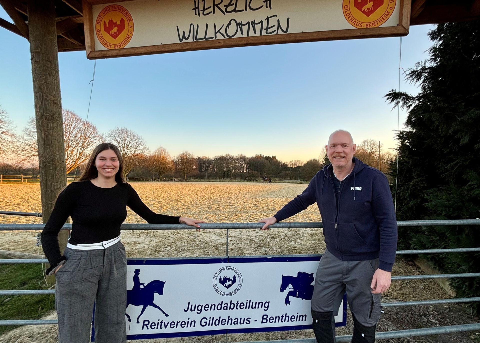 Leonie Tangenberg und Christian Post vom Ruf Gildehaus-Bentheim Freuen sich auf das Turnier zu Beginn der Osterferien: Leonie Tangenberg, Geschäftsführerin und Christian Post, stellv. Vorsitzender des Reitvereins Gildehaus-Bad Bentheim