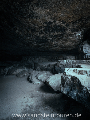 Höhlen und Grotten im Sandstein Höhlen und Grotten im Sandstein
