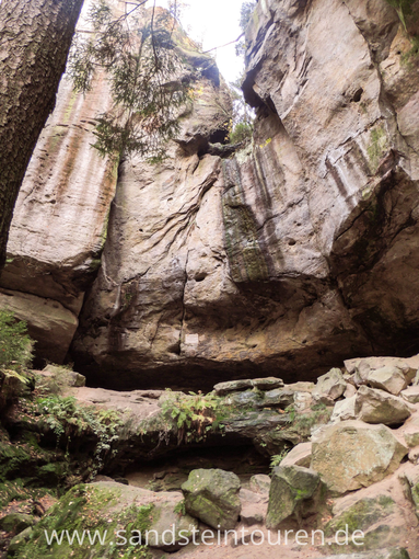 Höhlen und Grotten im Sandstein Höhlen und Grotten im Sandstein