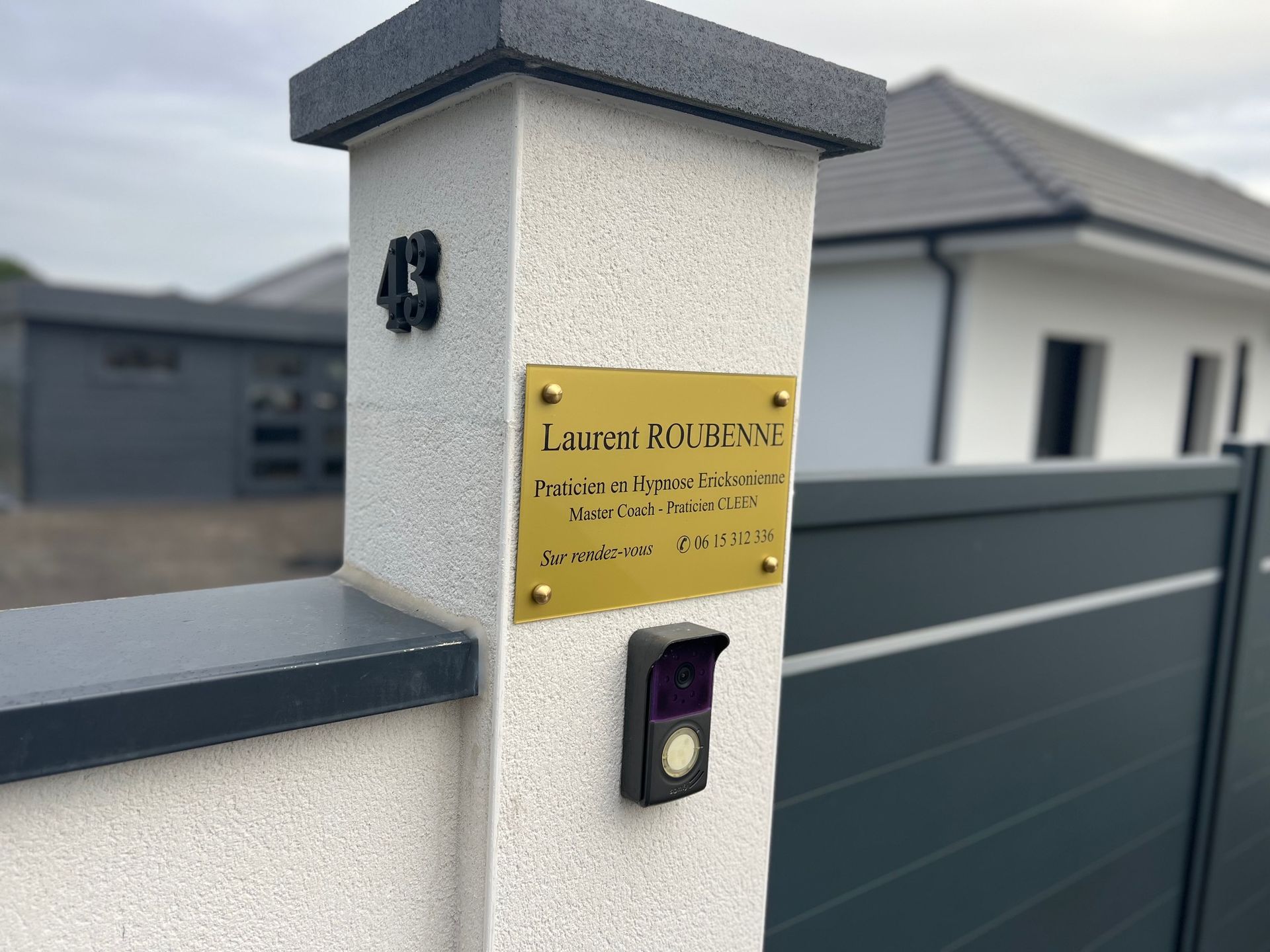 À votre arrivée, utilisez l’interphone pour signaler votre présence. Bienvenue au 43 ! À votre arrivée, utilisez l’interphone pour signaler votre présence. Bienvenue au 43 !