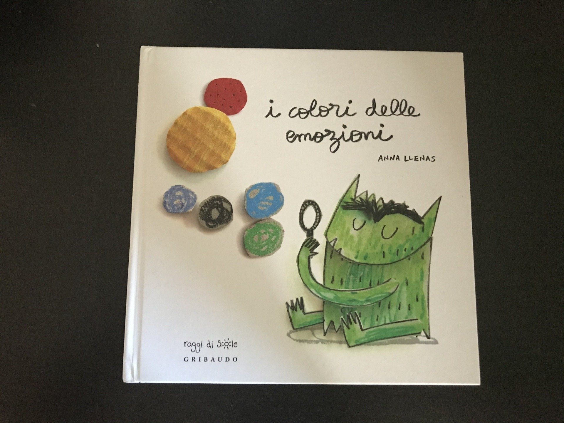 Albo illustrato sulle emozioni per aiutare i bambini a capire la realtà mutevole dei sentimenti