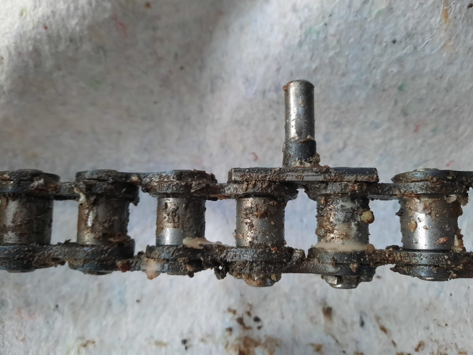 Verschmutzte Rollenkette mit Pin 12B-1 Verschmutzte Rollenkette mit Pin 12B-1