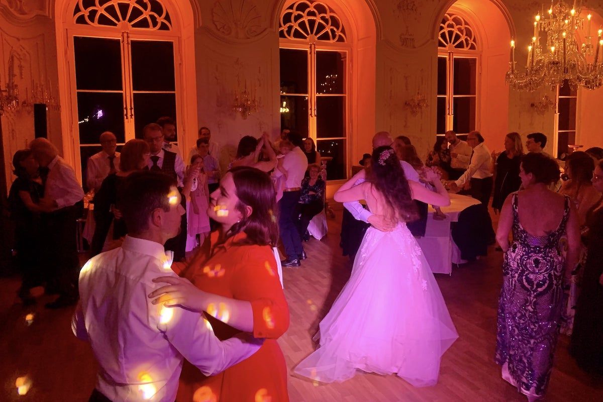 Partygäste genießen die Musik und tanzen auf dem Dancefloor