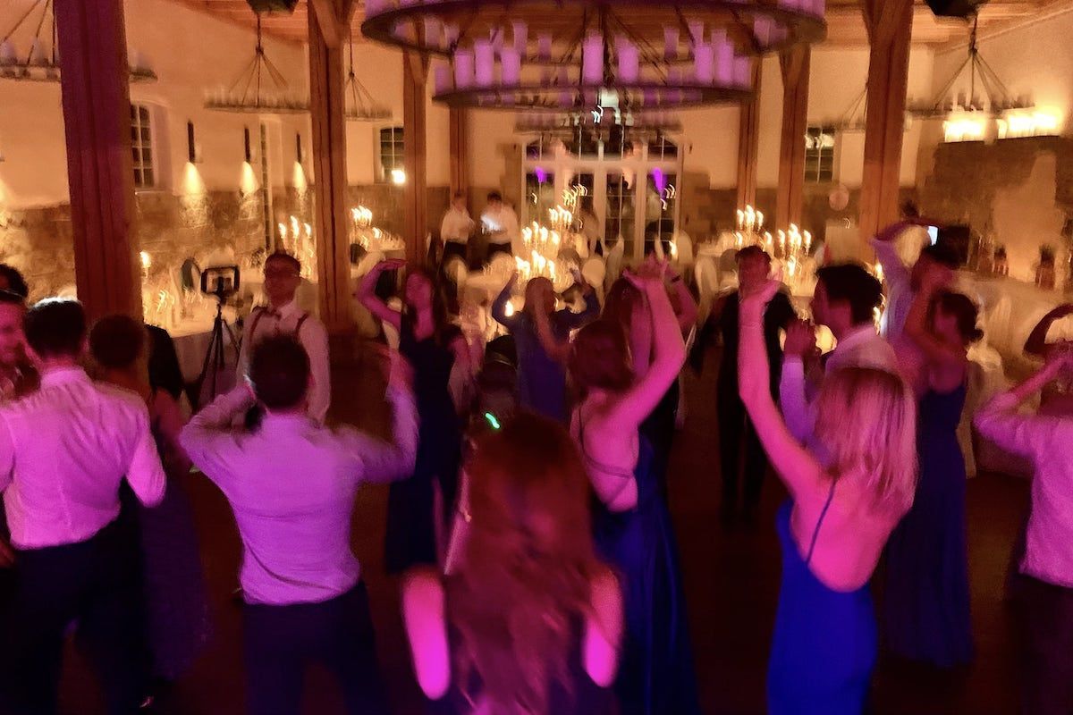Menschen in festlicher Kleidung tanzen und genießen die Feier