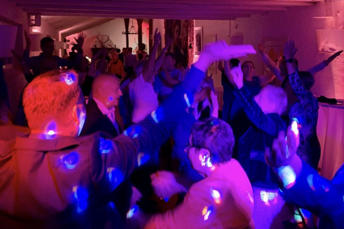 Eine fröhliche Stimmung mit ausgelassenen Gästen, die tanzen