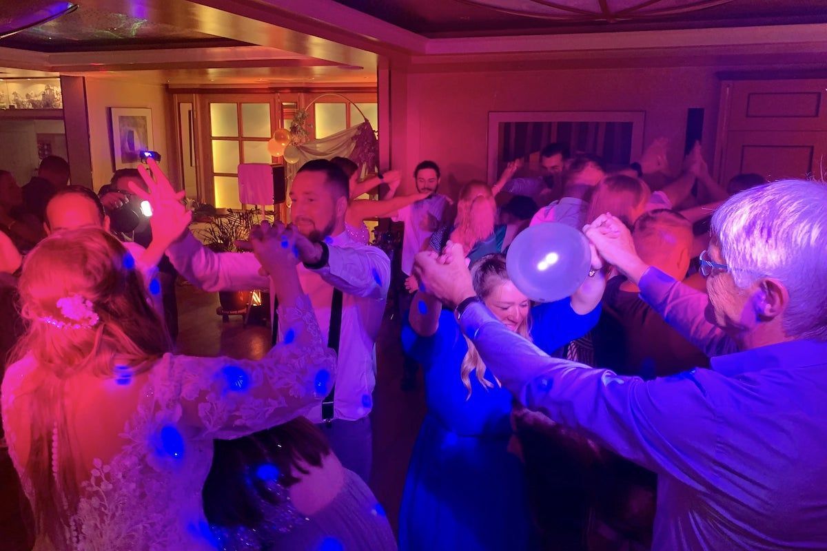 Eine lebhafte Party mit vielen tanzenden Gästen