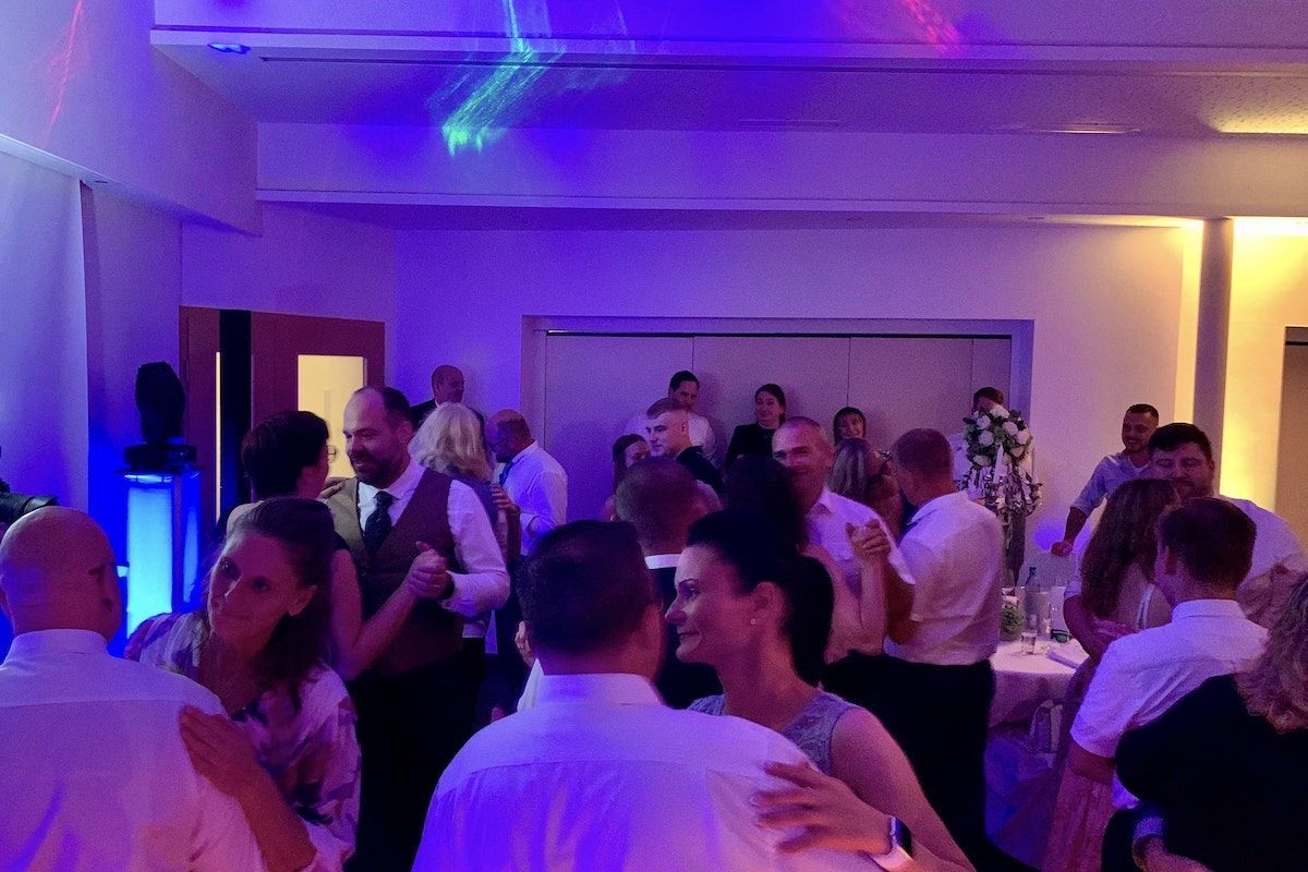 Partygäste sind in Bewegung und feiern gemeinsam
