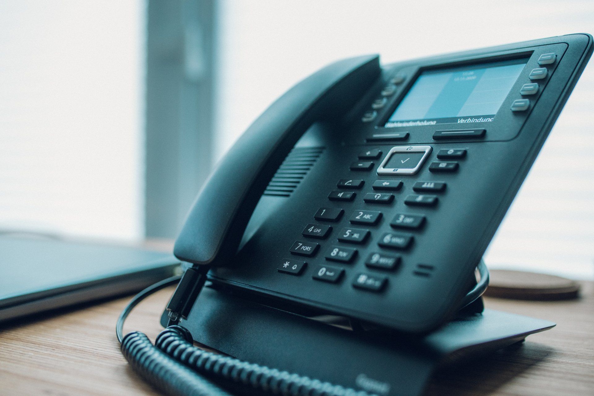 Mann mit Taschenrechner