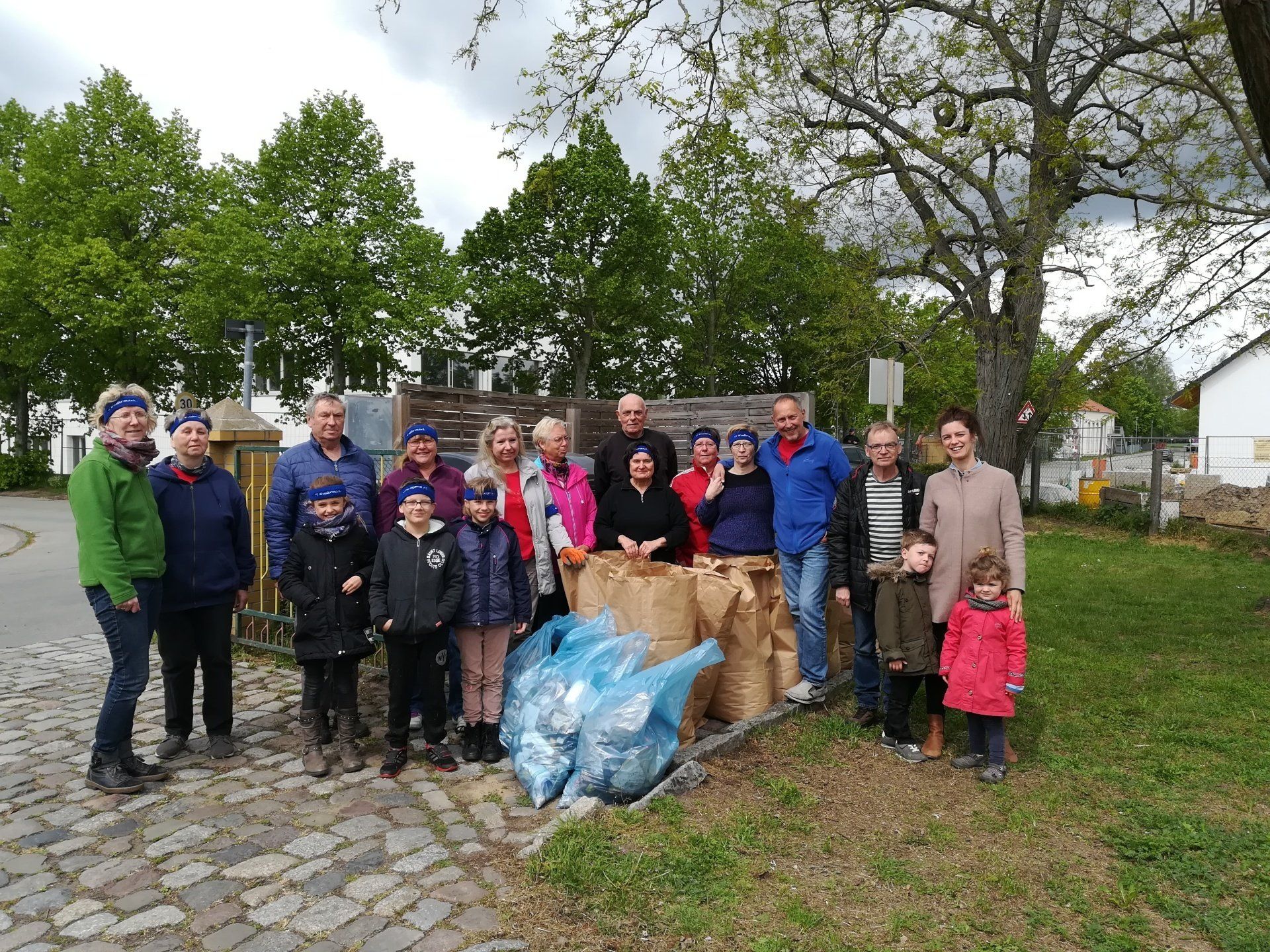 Der Frühjahrsputz am 04.05.2019 von 09:00 Uhr bis 12:00 Uhr, zu dem der Ortsvorsteher Roland Mende aufgerufen hatte, wurde von vielen Bürgern*innen und auch Kindern mit reger Beteiligung angenommen. Es wurde viel Müll im Umfeld des Wustermarker Bahnhof, um die Schule, Regenrückhalte Becken Richtung Hoppenrade, und am Umspannwerk gesammelt. Das Gelände der Bürgerbegegnungsstätte/Jugendklub Wustermark wurde von Müll und Laub befreit. Ab 11:45 Uhr wurde die Arbeit mit netten Gesprächen, einem Getränk und einem Imbiss zu Ausklang gebracht. Alles im allen war das ein gelungener Einsatz. Vielen Dank, allen Helfern! Ortsvorsteher Roland Mende