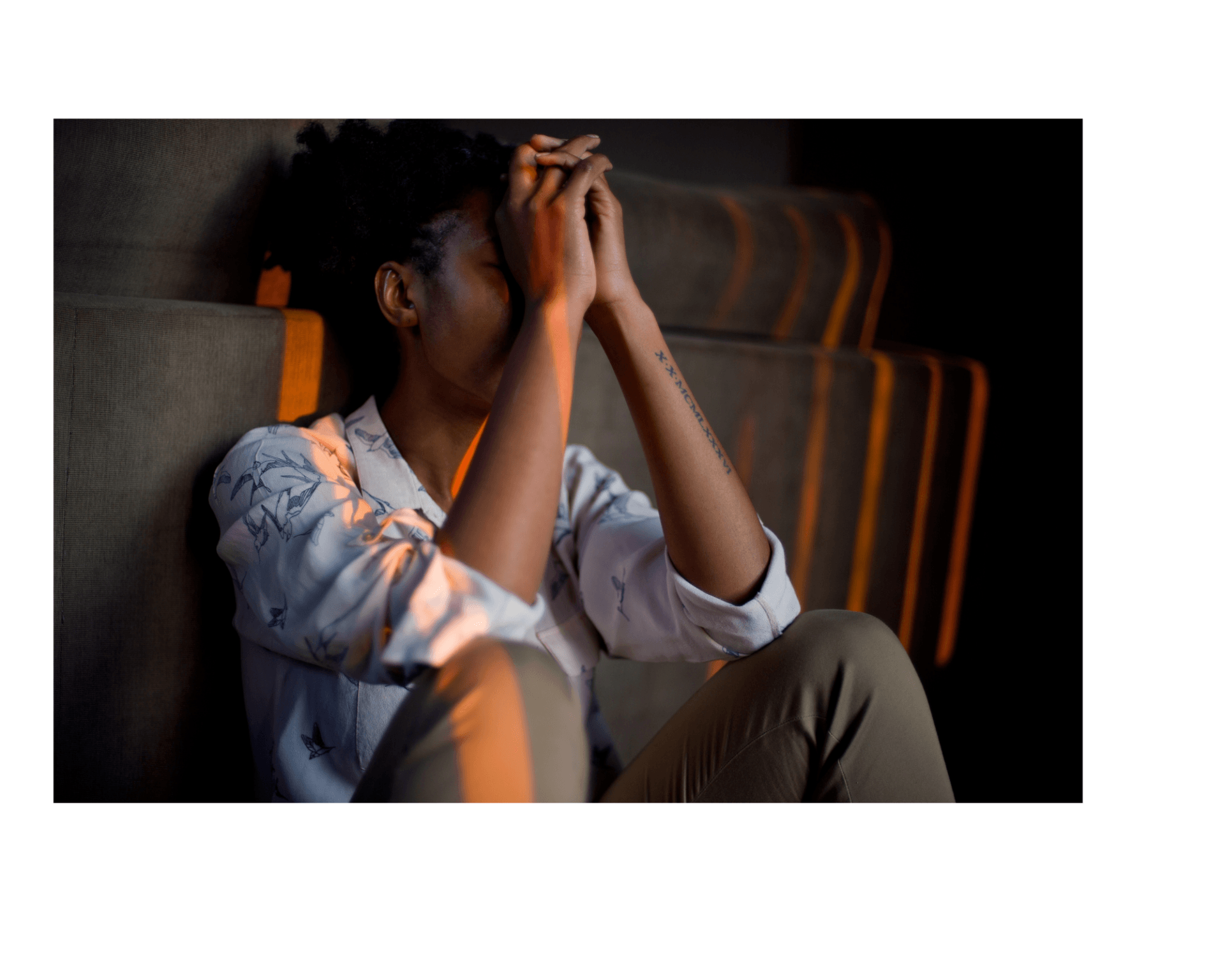 Femme inquiète qui s'attrape la tête