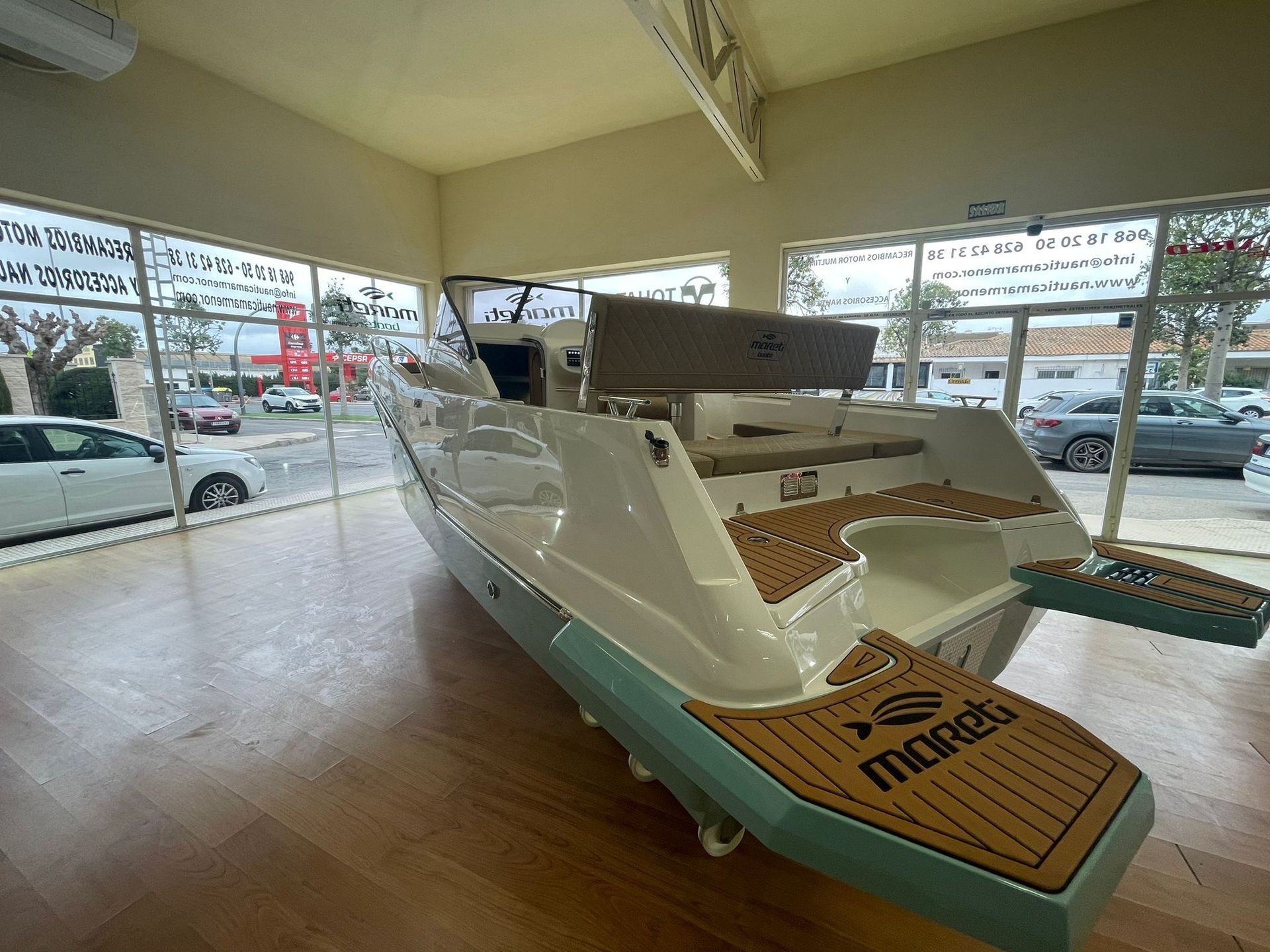 MARETI 800 CRUISER -Máxima comodidad, lujo y ,comodo transito al solarium de proa y popa, Casco poderoso para travesias largas y impresionante cabina con wc independiente- 12 personas - 300 cv