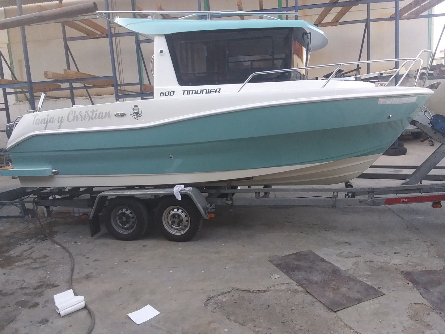 MARETI 610 TIMONIER -Modelo en dos versiones la STD, casco todo blanco, bañera con bancos abatibles y la SPORT casco bicolor timonera y casco, con salon comedor en bañera convertible en solarium