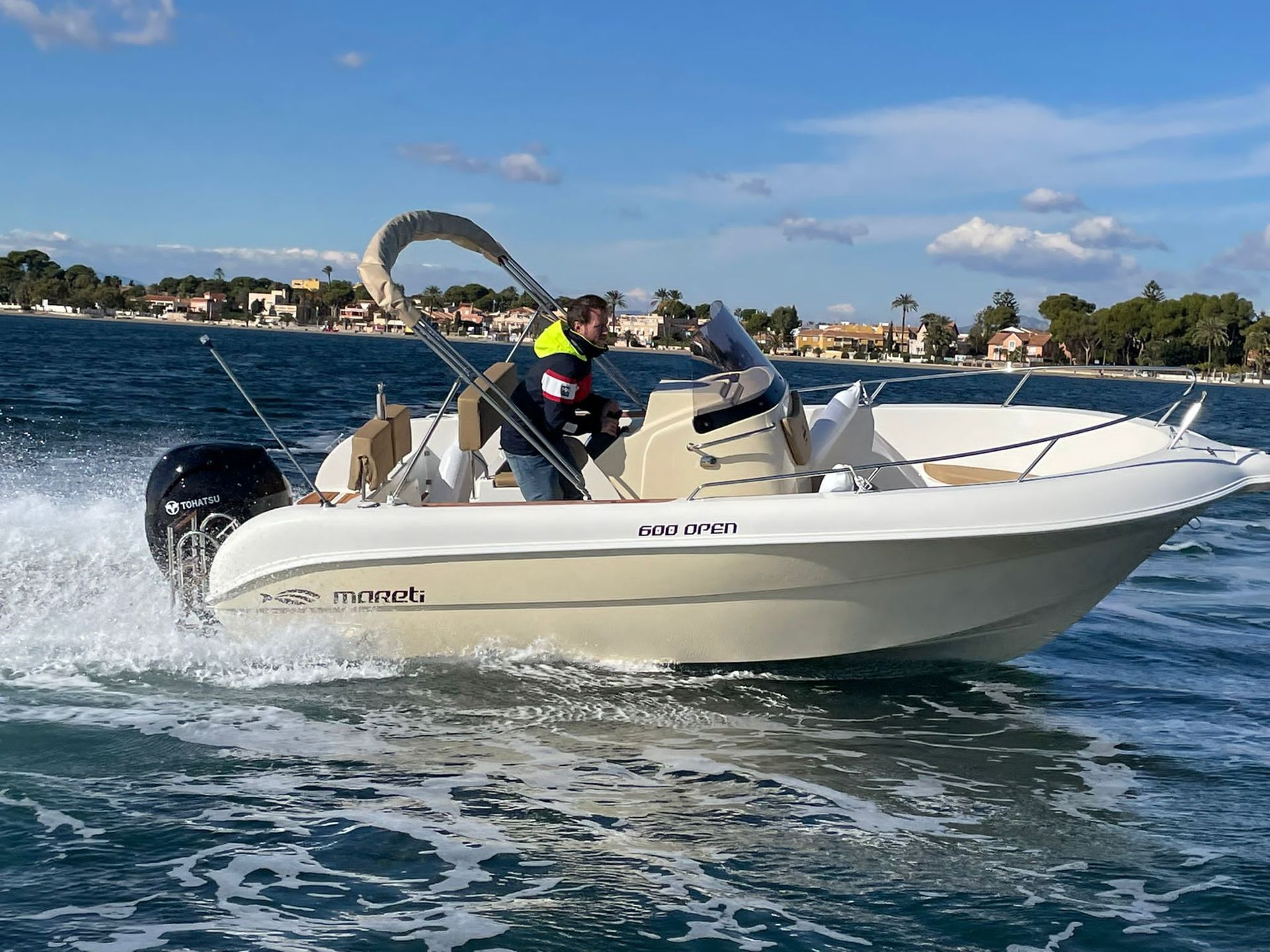 Similar al Mareti 600 Open, con mas equipamiento, asientos luxe, casco y consola mismo color, etc, etc
