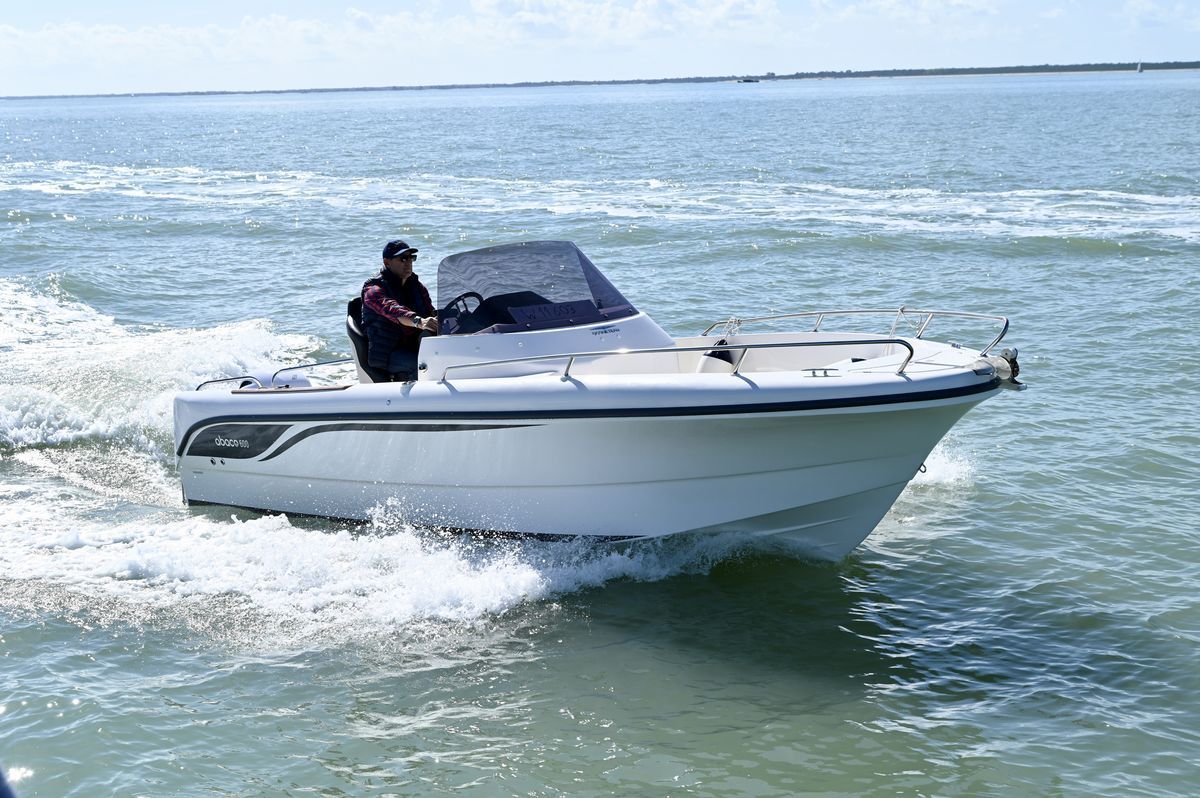 OCQUETEAU ABACO 20 -Modelo mitico de Ocqueteau, con un reestiling importante, laminacion por infusion, bañera redistribuida-carena potente en V profunda para 200 cv, 7 ocupantes