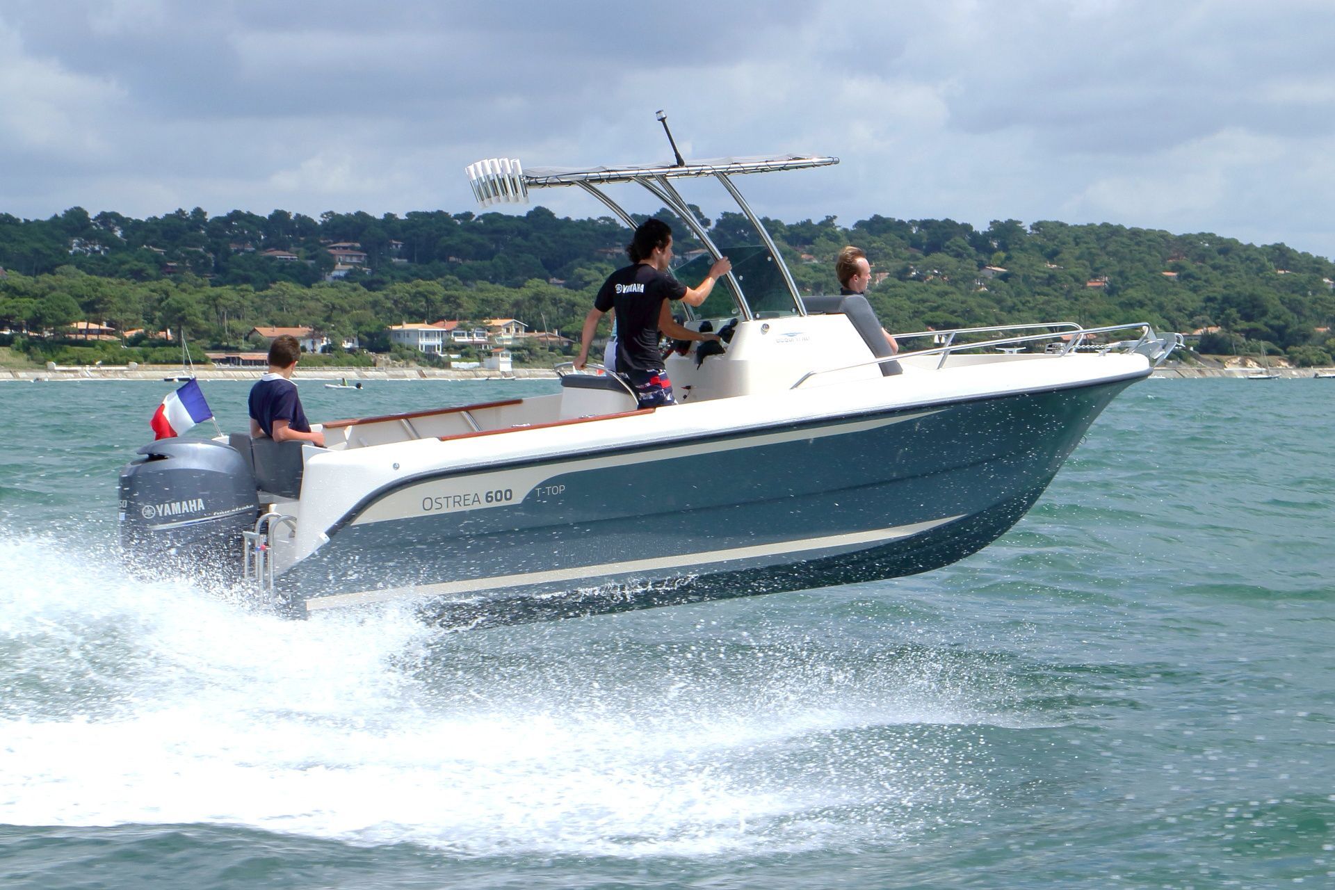 OCQUETEAU 600 OPEN TTOP FB - Un modelo open todoterreno, su casco en infusion le permite instalar grandes potencias sin riesgo de que el barco se resienta en golpes contra grandes olas. viene con Ttop de inox en estandar
