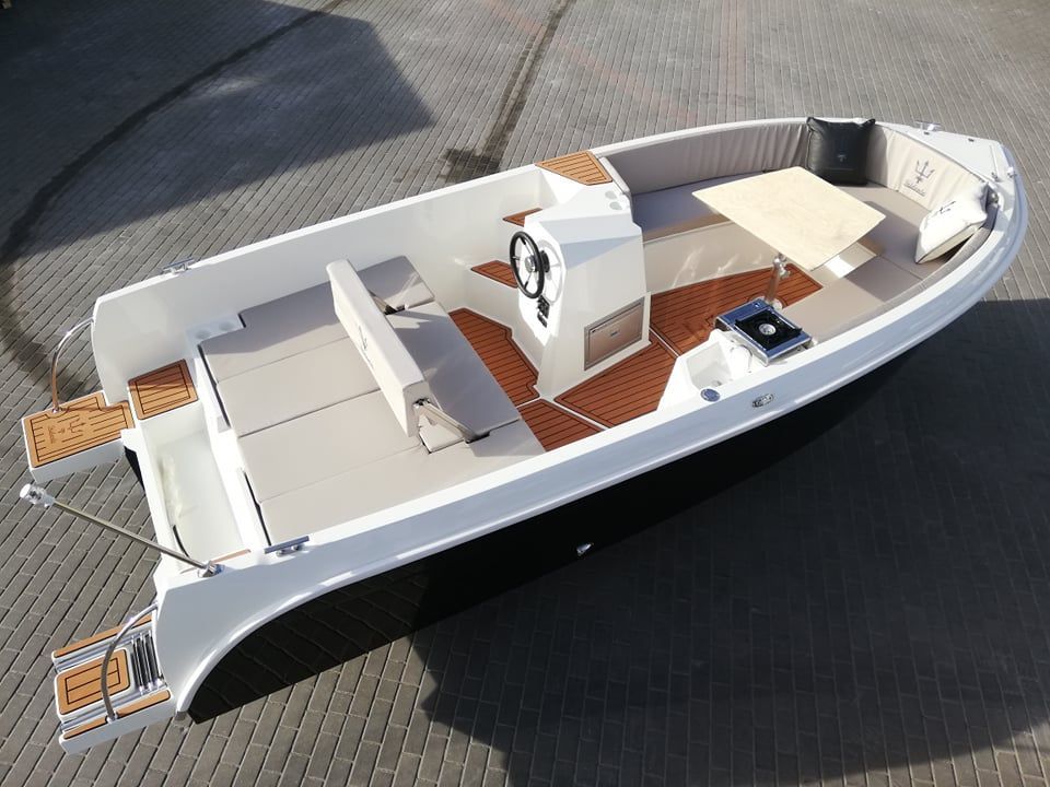 Casco similar al 585 New line, con consola especial, escalera central, frigo, lavabo, ducha