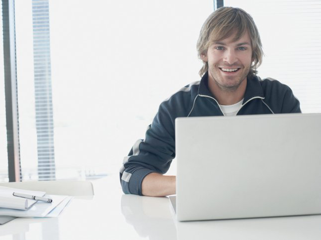 Mann am Laptop