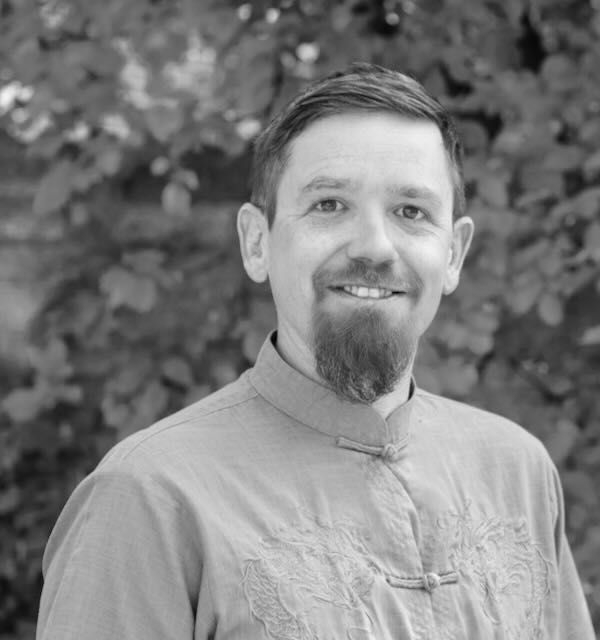 Dominic Schafflinger ist Herausgeber und studierter Historiker. Er praktiziert seit 20 Jahren chinesische Kampf- und Bewegungskünste