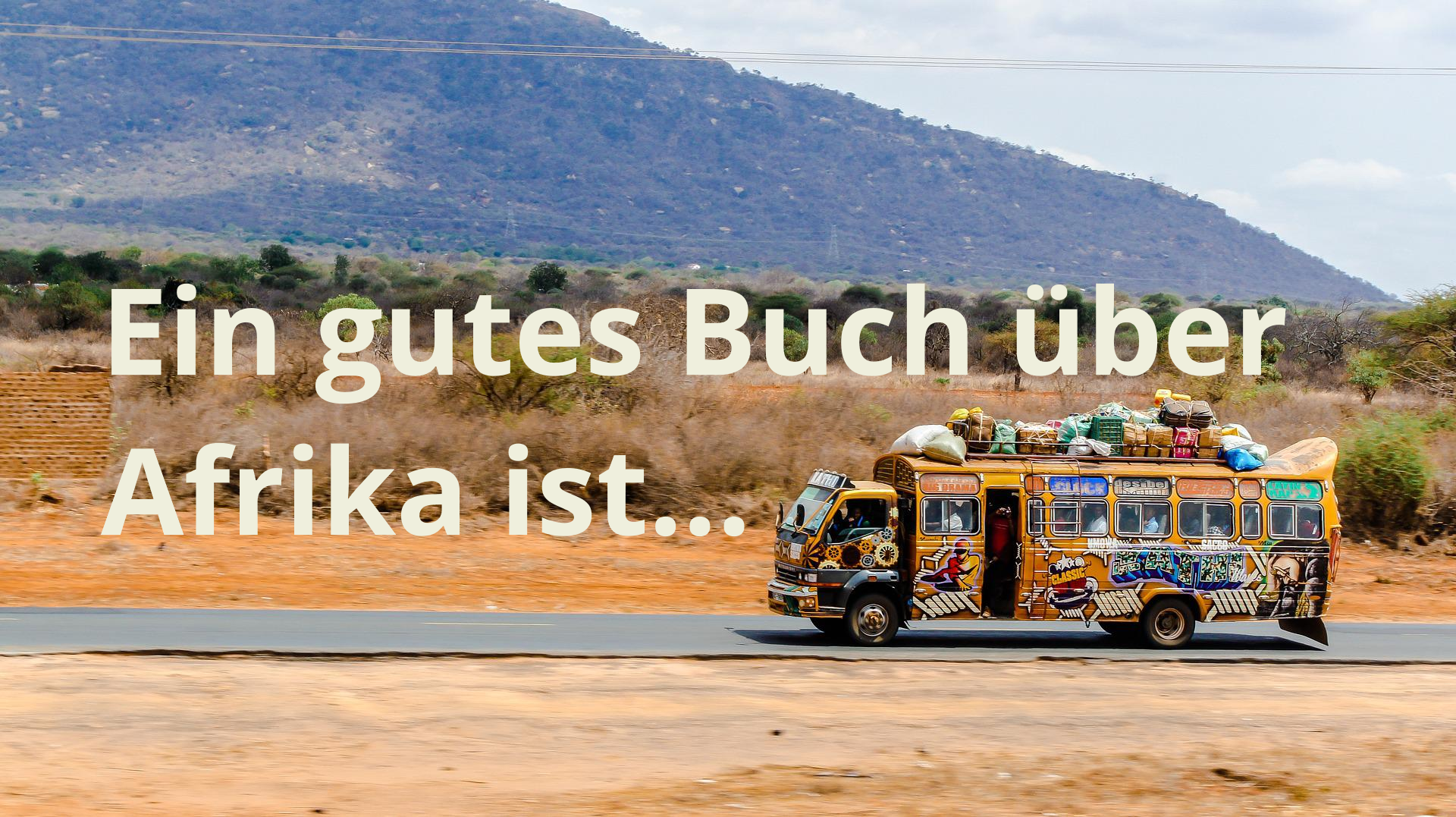 Ein gutes Buch über Afrika ist Schriftzug nahe Bus in afrikanischer Wüste