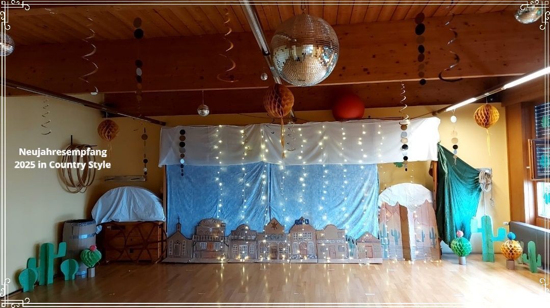 Neujahrsempfang: Bühne fertig für den Auftritt unserer süßen Cowgirls und den tapferen Cowboys.