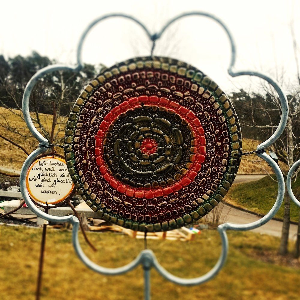 Keramik Dekoration Blume im Garten