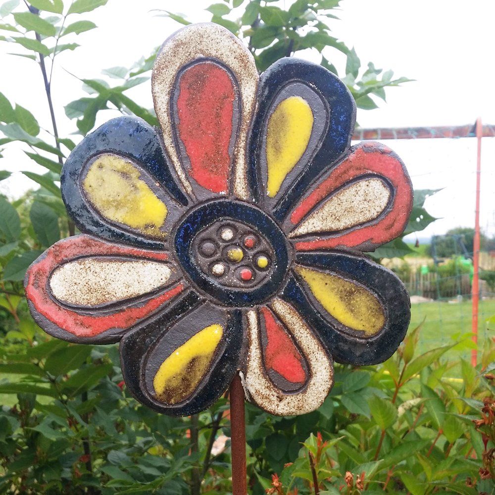 Keramik Dekoration Blume im Garten