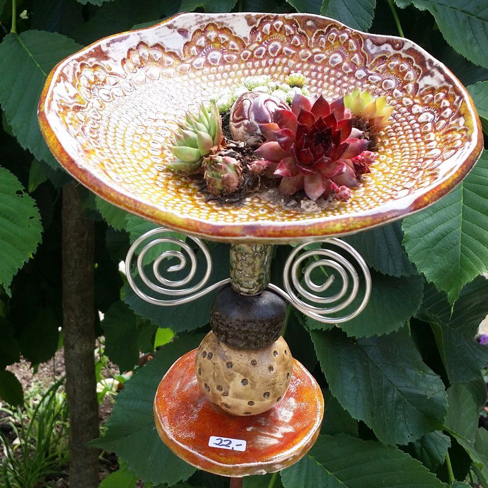 Keramik Schale im Garten